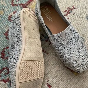 Toms women’s 9.5 shimmery silver like new